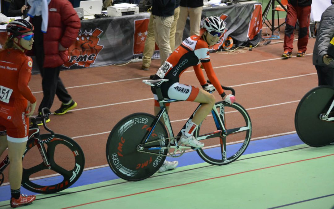 Carolina Estéban, joven promesa del ciclismo fuenlabreño, forma parte de la selección madrileña ganadora de la segunda manga de la Copa de España de ciclismo en pista